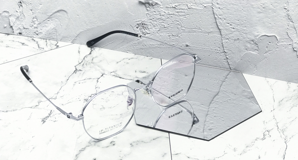 EJ-SS98003 全鈦多邊形框眼鏡，IP 真空離子電鍍技術，讓科技銀色澤絲緞般的光澤